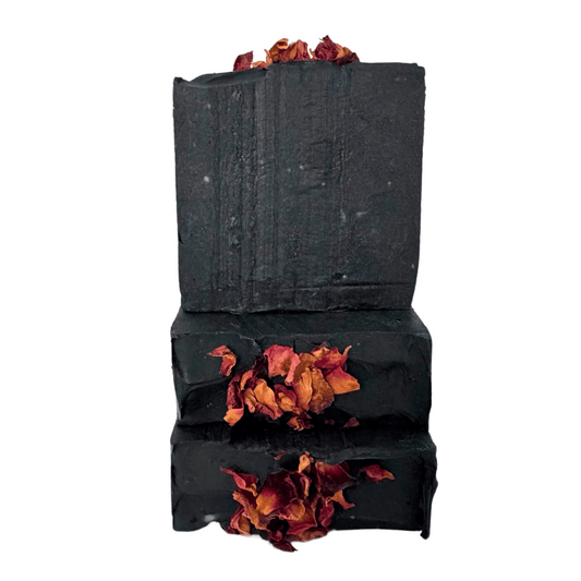 Zwarte detox zepen met rozenblaadjes