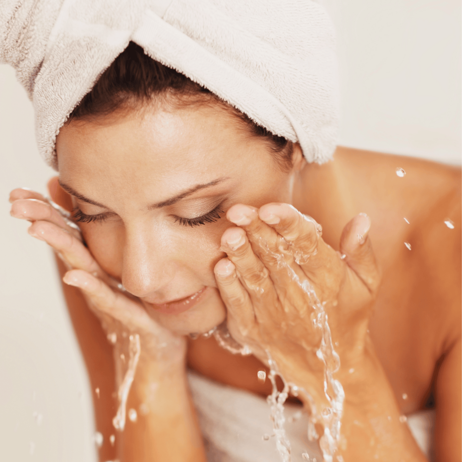 Vrouw spoelt haar gezicht schoon met water.