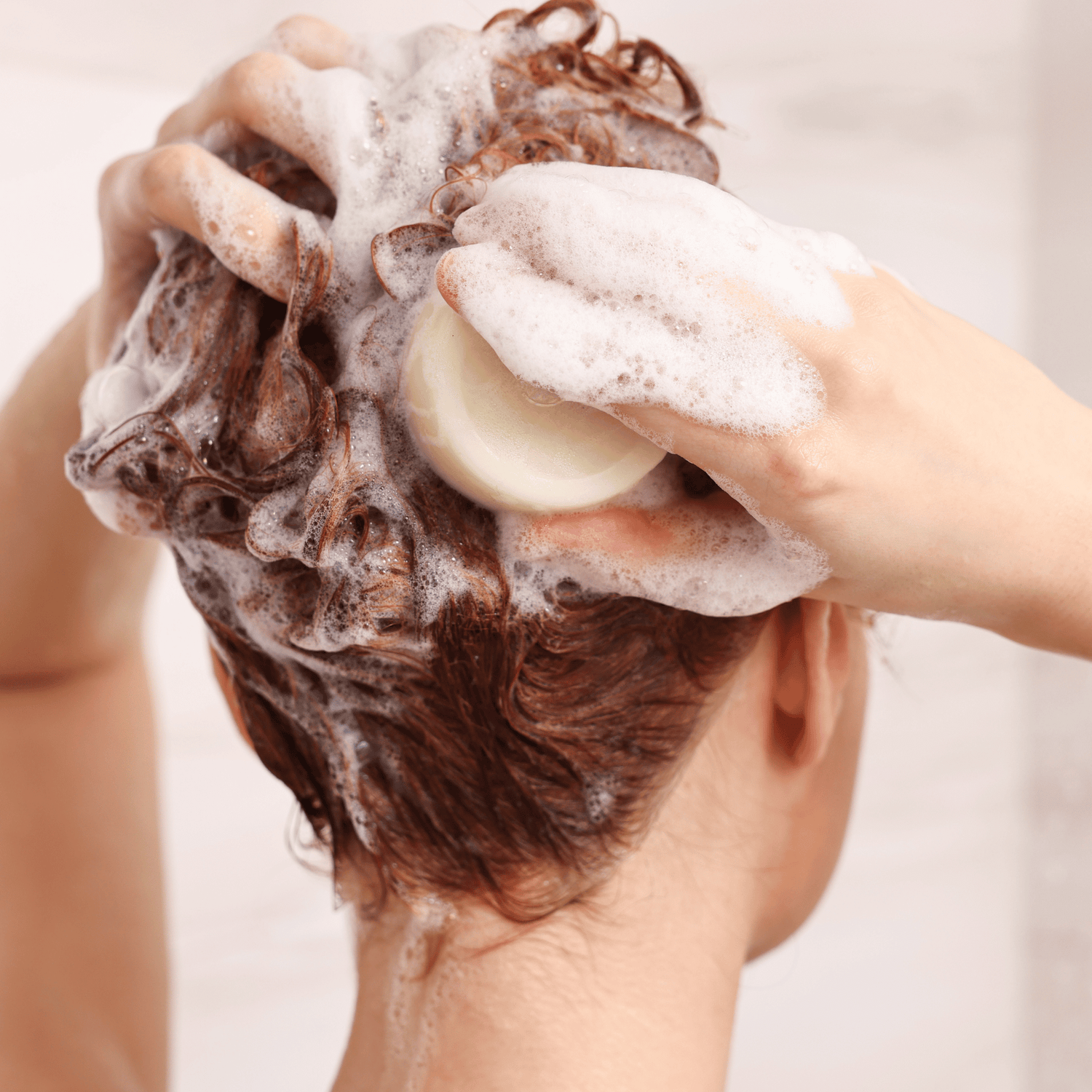 Haren wassen met shampoo bar