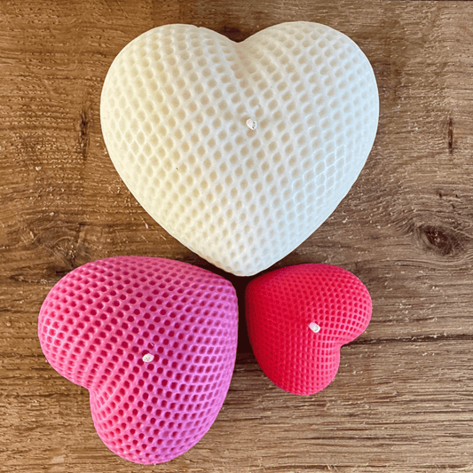 Drie hartjes kaarsen met honinggraat motief.