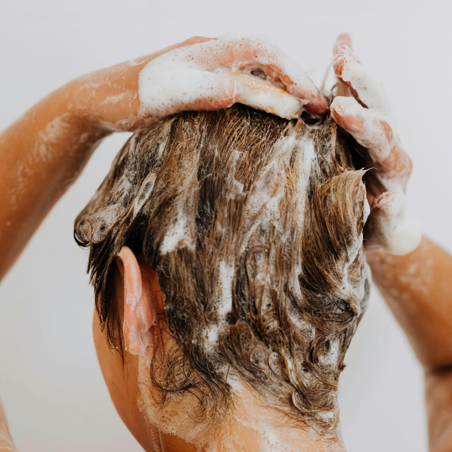 Schuim van shampoo in haar
