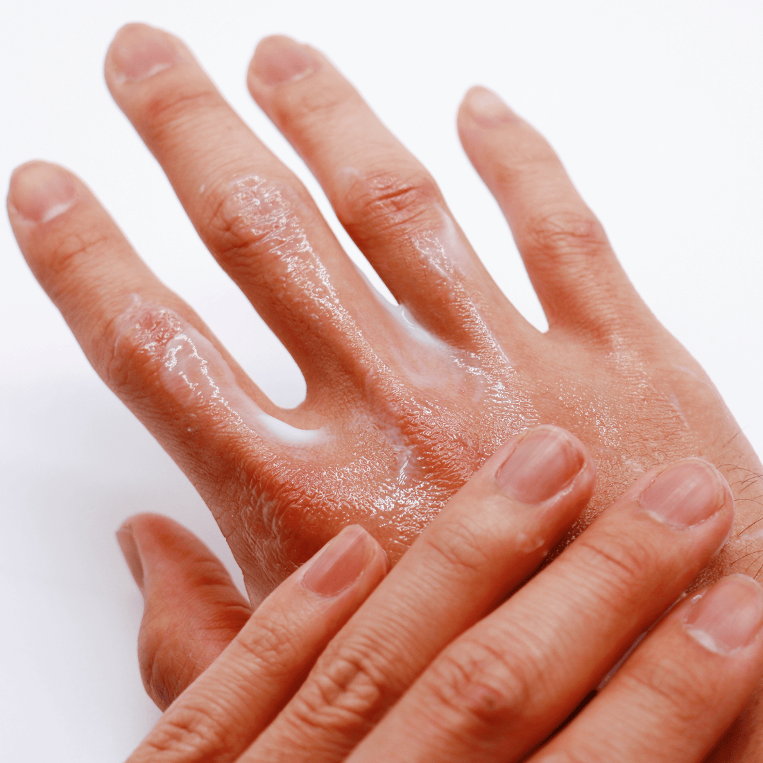 Zachte handen in 2 stappen: abrikozenzalf overdag, shea butter ’s nachts