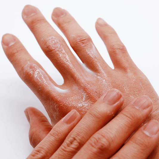 Zachte handen in 2 stappen: abrikozenzalf overdag, shea butter ’s nachts