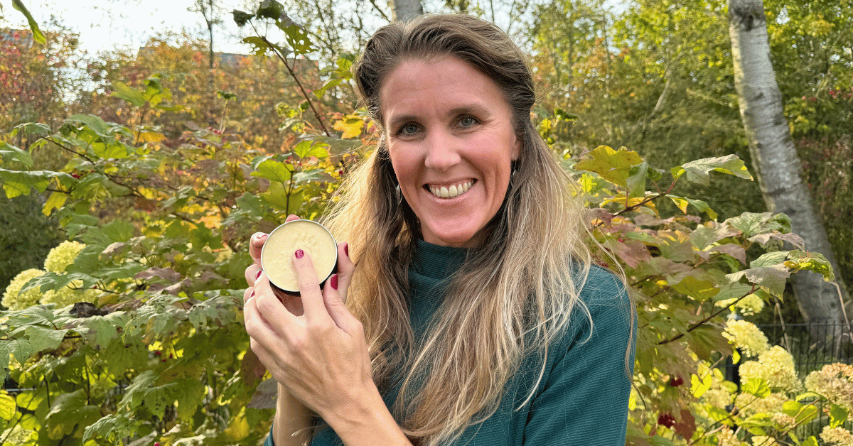 Eigenaar Alôme met blikje frambozenzalf in handen.