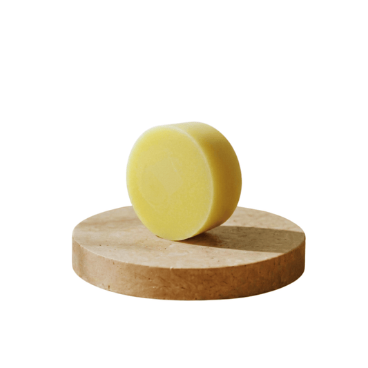 Gele conditioner bar op houten schaaltje