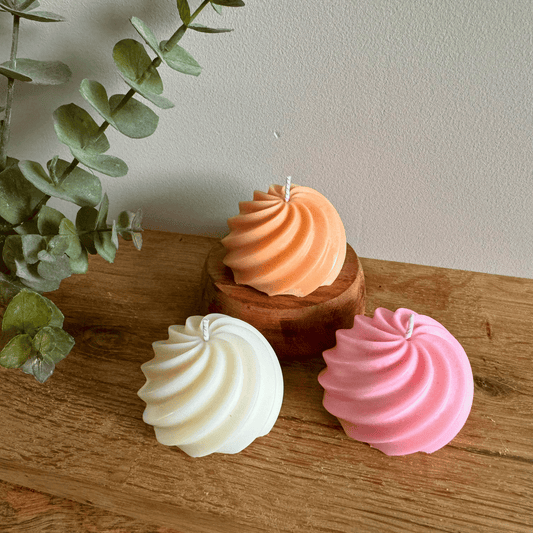 Crème, roze en zalm kleurige bol kaarsen.