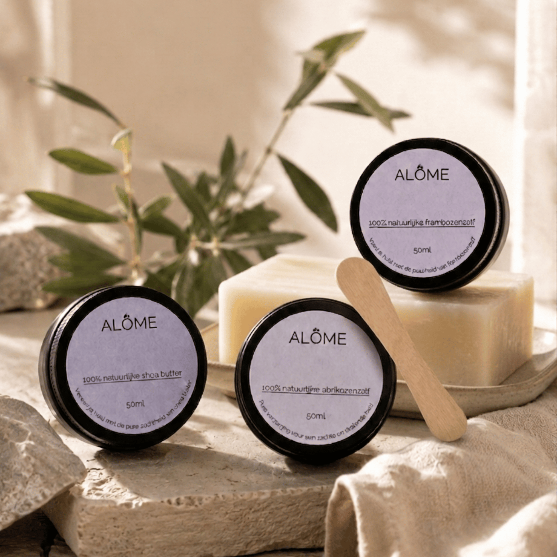 Gevoelige huid herstel bundel met shea butter, frambozenzalf, abrikozenzalf, shea butter zeep en een crème spatel