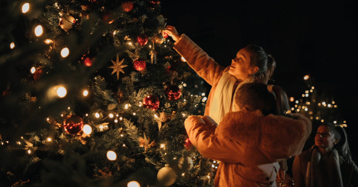 Kinderen versieren een kerstboom