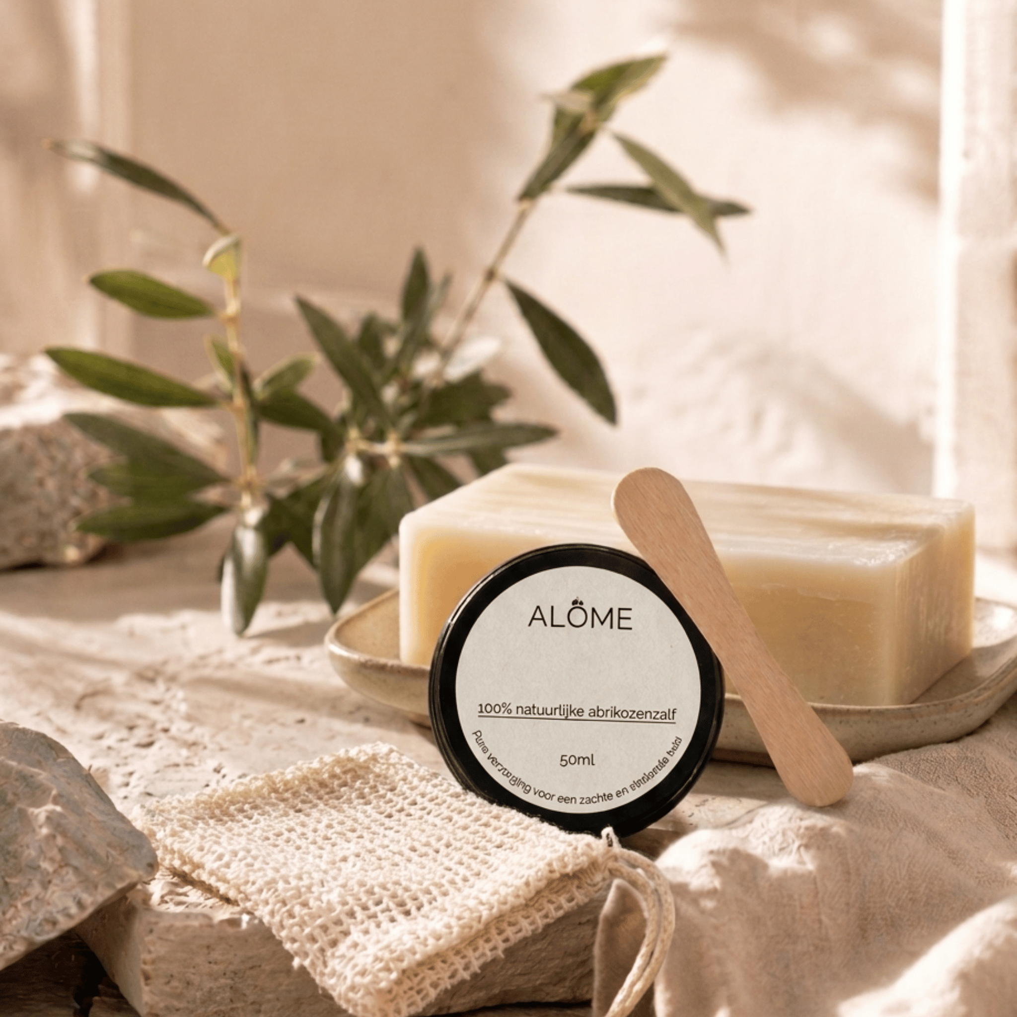 Minimalistische skincareroutine met abrikozenzalf, crèmespatel, shea butter zeep en zeepzakje
