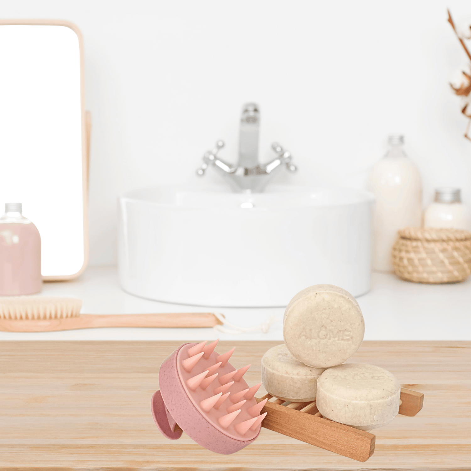 Zeepbakje met shampoo bars en massage borstel in badkamer