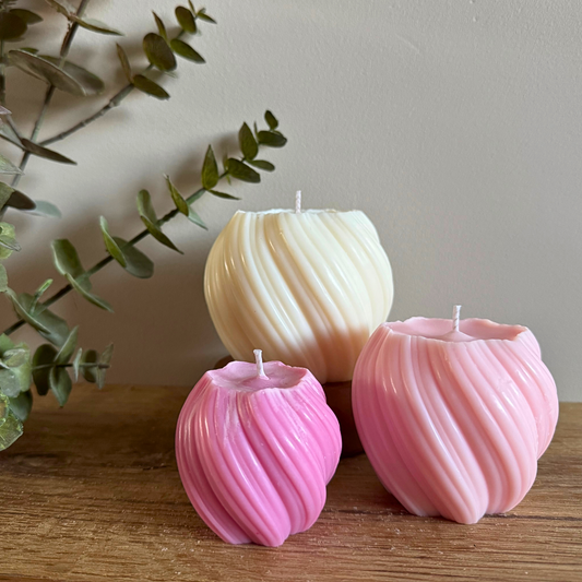 Een crème kleurige, licht roze en donkerroze kaars met een twist. 