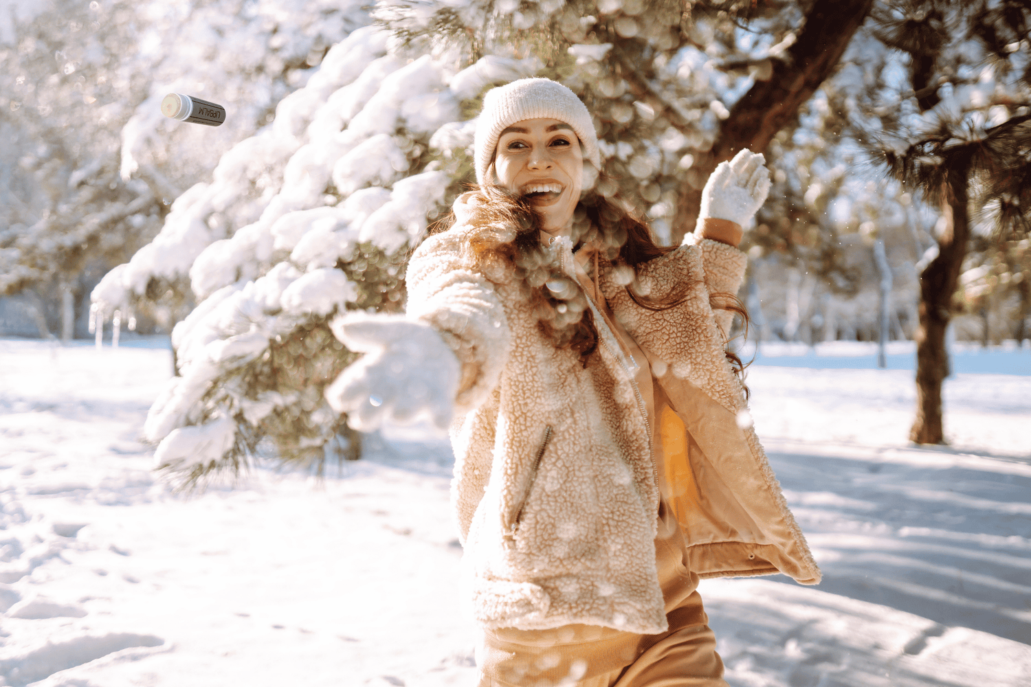 Vrouw in sneeuw met lippenbalsem